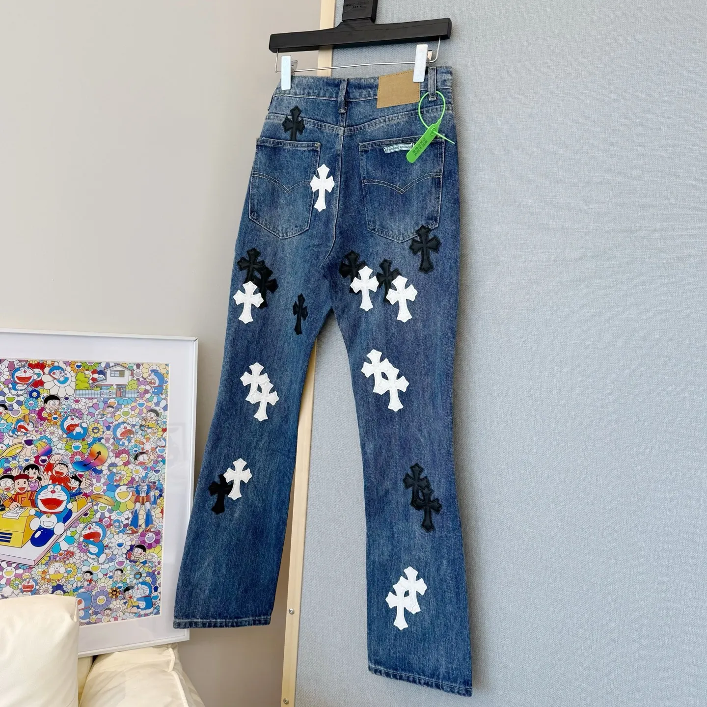 P260 Style number: D346 ChromeHearts Chrome washed blue and black and white leather straight pants, ceiling-level jeans, a pair is hard to find at the counter‼ ️About Zangyin✅This is an extremely luxurious fashion brand that can also be called the aristocracy of the high street. It has always been an exclusive brand for some hipsters or rich second generations. The color of this model is already very eye-catching by using a unique washed material. It is decorated with pink patch cross flowers, which cleverly highlights the charm of the brand. Secondly, this model adopts a classic high-waist cut design, which highlights the long legs and fashionable temperament of the upper body. The brand is highly recognizable and the slim-fitting configuration is more suitable for daily wear. The personality will be fashionable and the specifications can be seen at a glance. Materials and technology ✅ Needless to say, this point goes without saying. As an excellent craftsman brand, Zangyin's requirements for details and craftsmanship are really perfect. The washed color of this model has gone through a lot of processes, not to mention the embellishment of the denim appliqués. It is also purely handmade and sewn. Just like what they believe in, only handmade things have soul and have the meaning of wearing. A top-notch heavy-duty fashionable denim item, recommended by both hands‼ ️ Size: 28, 30, 32, 34, 36 (S-XXL) Color: blue Size reference: Pants length 100 102 104 106 106 Waist 72 76 80 84 88 Recommended weight S (about 130 pounds) M (about 120 pounds) L (about 140 pounds) XL (about 165) XXL (about 185)